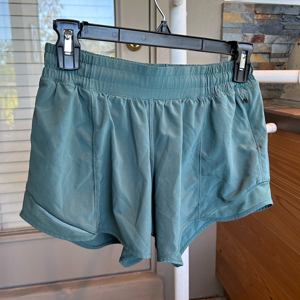 Lululemon Hotty Hot low rise lined short 4”